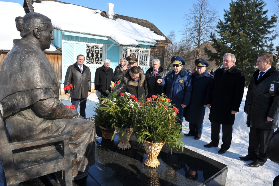 Главное в гагарине. Гагарин на Смоленщине. Анна Тимофеевна Гагарина у мемориала. Смоленская область Гагарин ведущий юбилея.